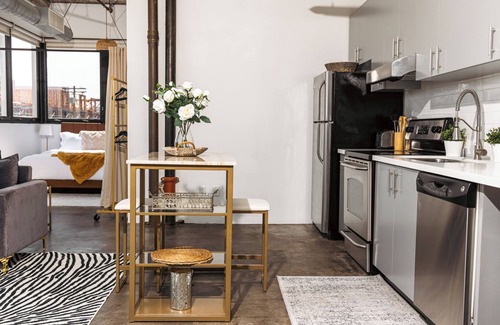 Downtown Apartamento | Spacious Studio apartment in charming Los Angeles w/AC, fitness room, WiFi