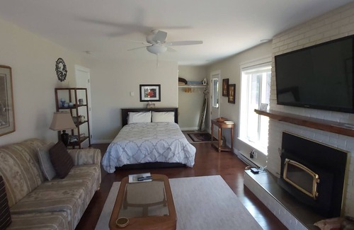 North Saanich Apartamento | Amplio estudio cerca de Sidney by the Sea y 25 minutos de Victoria
