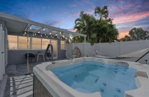 Coral Heights Casa | Spacious Studio in the Heart of FTL Hot Tub