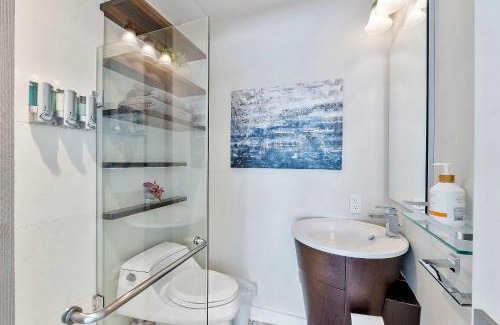 Coral Heights Casa | Spacious Studio in the Heart of FTL Hot Tub