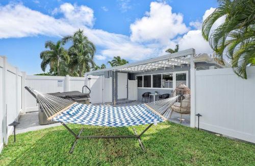 Coral Heights Casa | Spacious Studio in the Heart of FTL Hot Tub