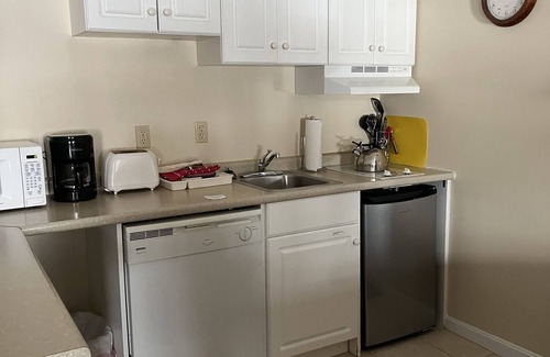 Bethel Apartamento | Spacious studio in Bethel Inn with heated pool