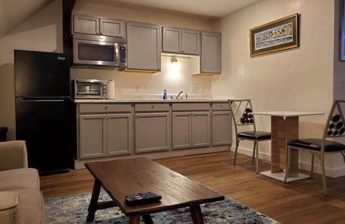 West Ashley Apartamento | Spacious Studio in Forested Neighborhood, Quiet and Cozy