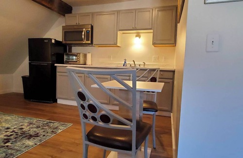 West Ashley Apartamento | Spacious Studio in Forested Neighborhood, Quiet and Cozy