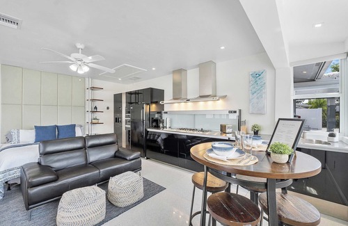 Coral Heights Casa | Spacious Studio in the Heart of FTL! Hot Tub