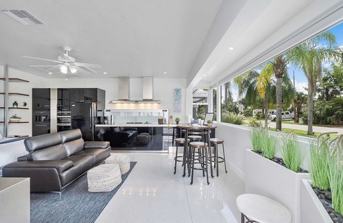 Coral Heights Casa | Spacious Studio in the Heart of FTL! Hot Tub