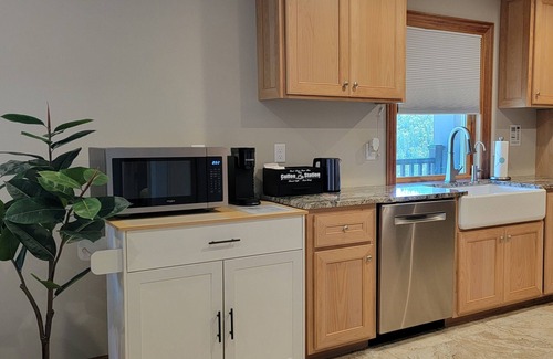 Medford Casa | Spacious studio near Jacksonville, WiFi, kitchen, balcony & spectacular views