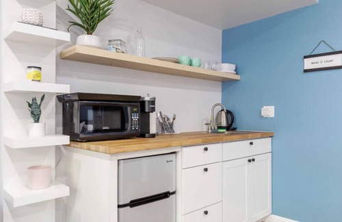 Valley Village Condominio | Spacious Studio Universal Private Entry Patio Sleeps 4