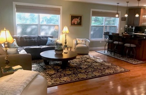 Weaverville Apartamento | Amplio estudio con entrada privada en una casa grande, enclavado en los árboles.