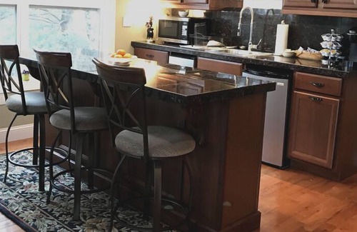 Weaverville Apartamento | Amplio estudio con entrada privada en una casa grande, enclavado en los árboles.