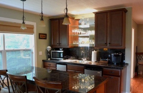 Weaverville Apartamento | Amplio estudio con entrada privada en una casa grande, enclavado en los árboles.