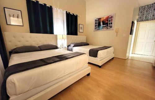 Pico - Robertson Apartamento | Spacious studio with two queen beds near Beverlywood 5 minutes to Rodeo Drive