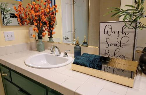 Pico - Robertson Apartamento | Spacious studio with two queen beds near Beverlywood 5 minutes to Rodeo Drive