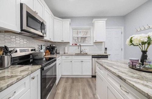 Smith Hill Casa | Spacious & Stylish 5-bedroom house in charming Providence, a block from PC