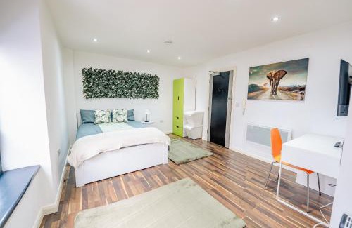 Plasnewydd Apartamento | Spacious Stylish City Studio with Street View