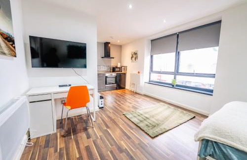 Plasnewydd Apartamento | Spacious Stylish City Studio with Street View