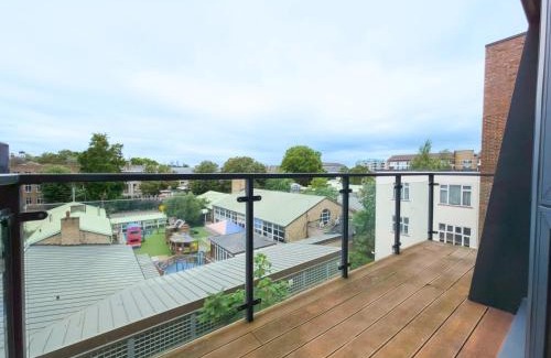 Bow Apartamento | Spacious Stylish Flat with Balcony Pass The Keys