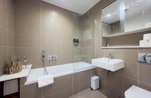 Bow Apartamento | Spacious Stylish Flat with Balcony Pass The Keys