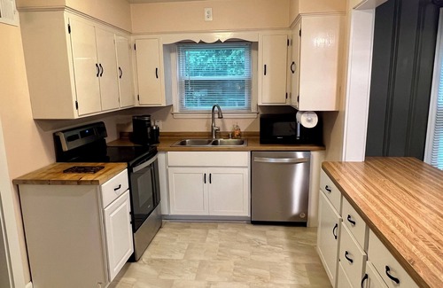 Wauwatosa Casa | Spacious, Stylish Retreat. Cozy and Quiet. Centrally located 3 bed Ranch