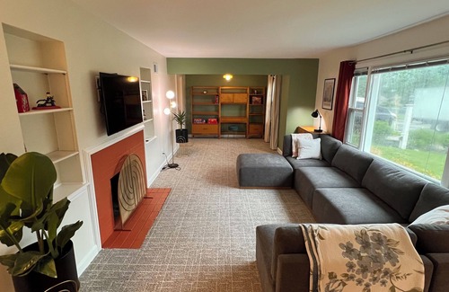 Wauwatosa Casa | Spacious, Stylish Retreat. Cozy and Quiet. Centrally located 3 bed Ranch