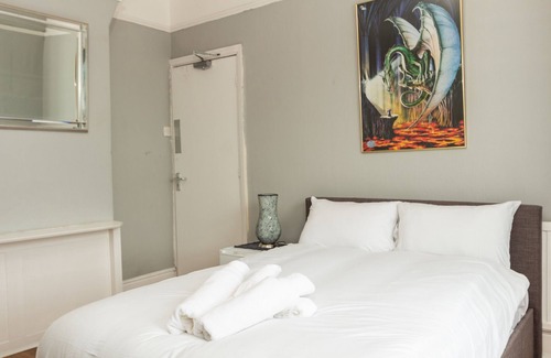 Eccles Cama Y Desayuno | Spacious Suite 3: Private Room for 3