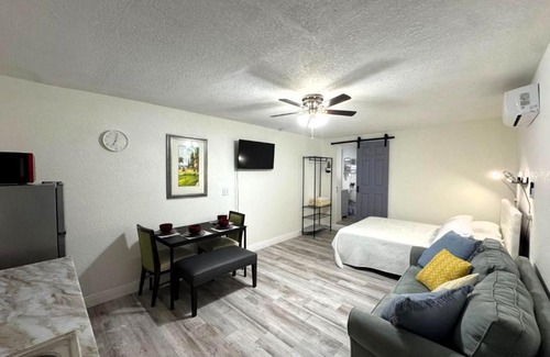 Old Seminole Heights Casa | Spacious Suite in Tampa