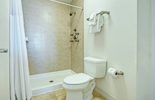 Las Vegas Complejo | Amplia suite cerca del Strip con wifi gratis, cocina completa y balcón privado