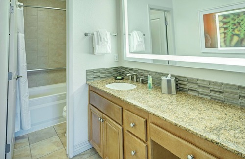 Las Vegas Complejo | Amplia suite cerca del Strip con wifi gratis, cocina completa y balcón privado