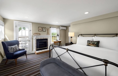 Manchester Hotel | Spacious Suite Perfect for Relaxation in Manchester | Pool, Restaurant, Bar