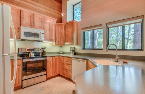 Overlook Park Casa | Spacious 3BR Sunriver Home Game Room, Golf Course View,10 SHARC ,Sleeps 10+