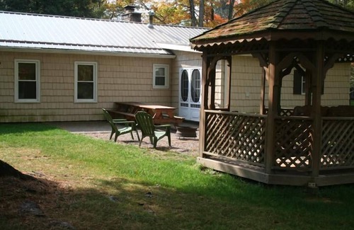 Tylersburg Cabina | Spacious Sunset Maple Cabin