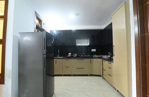 Chhatarpur Apartamento | Spacious & Sustainable 3-bedroom apartment in Chattarpur,New Delhi with AC, WiFi