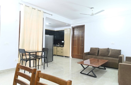 Chhatarpur Apartamento | Spacious & Sustainable 3-bedroom apartment in Chattarpur,New Delhi with AC, WiFi