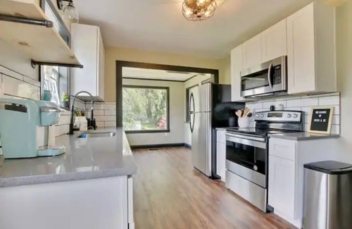South End Casa | Spacious Tacoma Gem-for 6, self check-in, parking