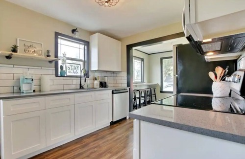 South End Casa | Spacious Tacoma Gem-for 6, self check-in, parking