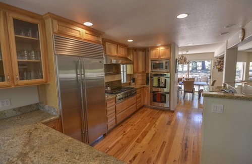 Truckee Cabina | Kantor's Hideout - Bañera de hidromasaje, céntrica, ideal para familias numerosas.