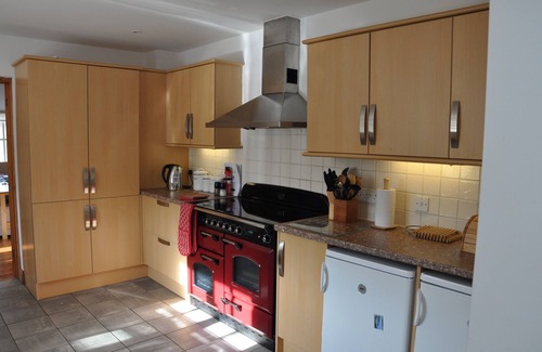 West Lulworth Cabaña | Spacious Thatched Cottage in Lulworth Cove, Dorset. Sleeps 10. 5 min walk to sea