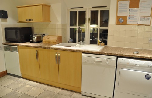 West Lulworth Cabaña | Spacious Thatched Cottage in Lulworth Cove, Dorset. Sleeps 10. 5 min walk to sea