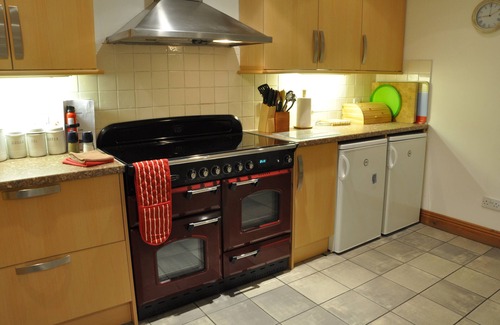 West Lulworth Cabaña | Spacious Thatched Cottage in Lulworth Cove, Dorset. Sleeps 10. 5 min walk to sea