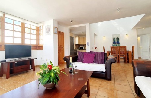 Costa Adeje Villa | Amplia vivienda vacacional de tres dormitorios con piscina.