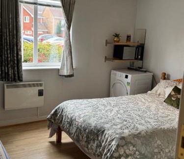 Tremorfa Casa | Spacious Tidy Room