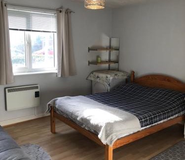 Tremorfa Casa | Spacious Tidy Room