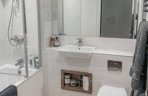 Wandle Valley Apartamento | Spacious Top Floor 1 Bed Apartment (24 mins to Victoria)