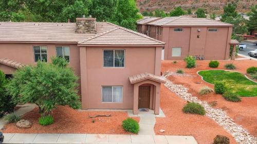 Kanab Casa | Spacious Townhome by Utah National Parks Sleeps 8