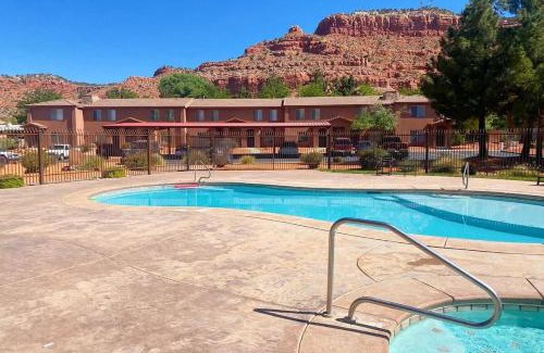 Kanab Casa | Spacious Townhome by Utah National Parks Sleeps 8