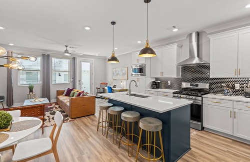Maxwell Casa | Spacious townhome w/ rooftop deck, walkable to Five Pts and minutes to Broadway!