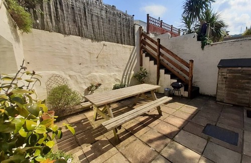Hele Casa | ESPACIOSA VICTORIANA ADOSADA CON HERMOSAS VISTAS A TRAVÉS DE LAS TORRS