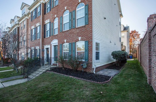 Germantown Casa | Spacious Townhouse Nestled in a Cul-de-Sac