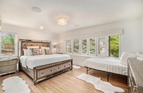 Cherry Creek Casa | Spacious Townhouse W Sauna, Gym & Yard