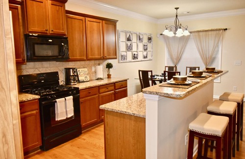 Cumming Casa | Spacious Townhouse w/Oversized Master BD near Halcyon - Great for Families